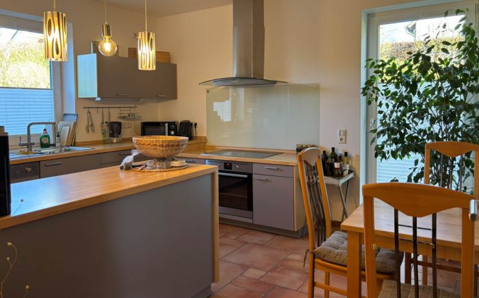 Küche mit Ausgang zum Garten