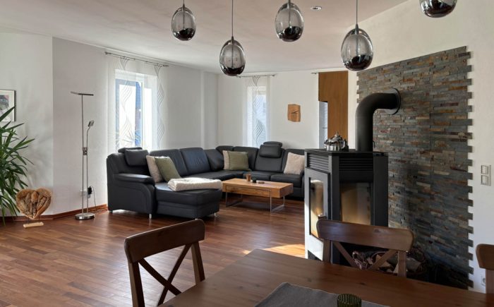 Essen und Wohnen am Kaminofen